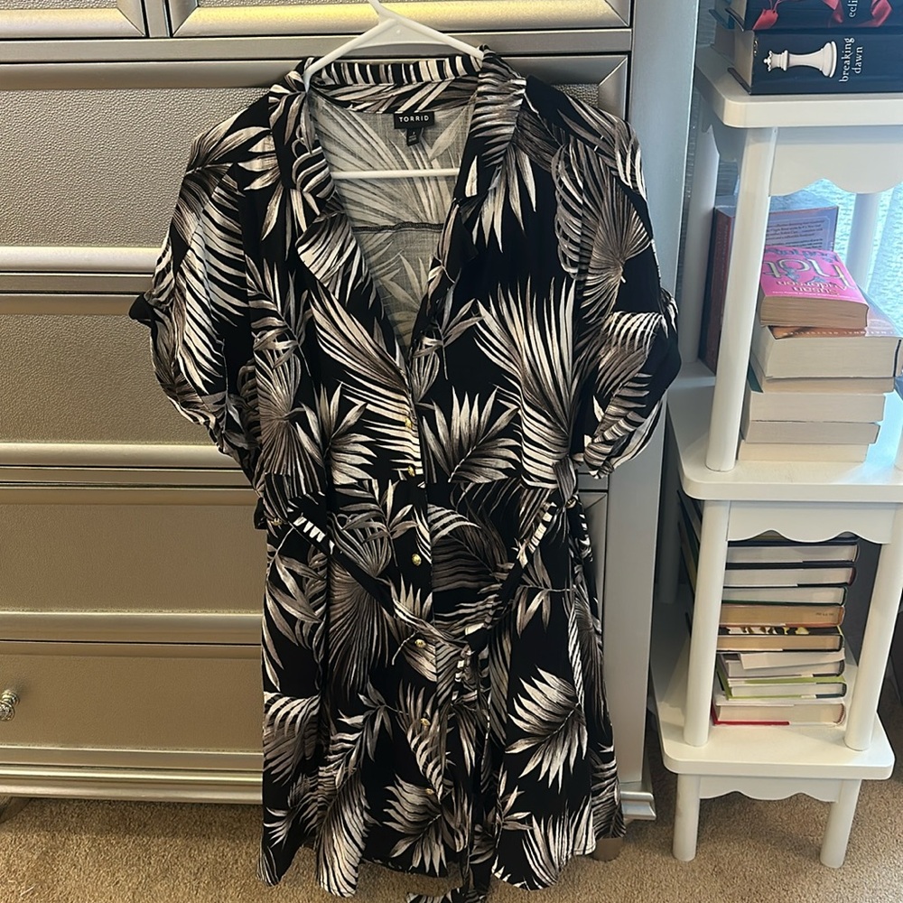 Beautiful tropical palm leaf Torrid Size 1 (14/16) dress.
